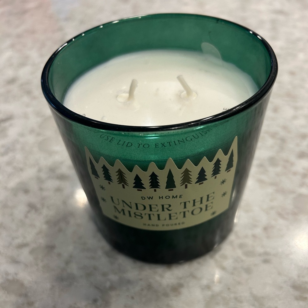 “New” DW Home Under the Mistletoe Green Candle 12.9 oz